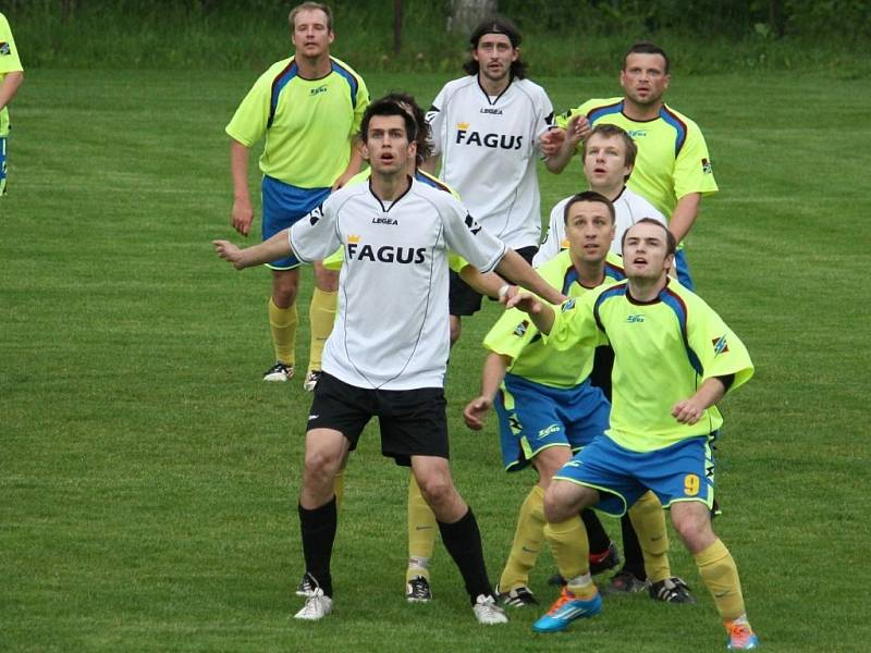 Fotbalisté Kelče (žluté dresy) remizovali s Podkopnou Lhotou 1:1. 