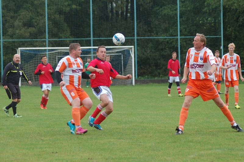 Fotbalisté Polic (oranžovobílé dresy) doma prohráli s Ratiboří B 1:4.