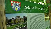 K braneckému zámku přiléhá rozlehlý a pravidelně udržovaný zámecký park. Jeho součástí je i venkovní amfiteátr, rybník a od roku 2020 i nové dětské hřiště.