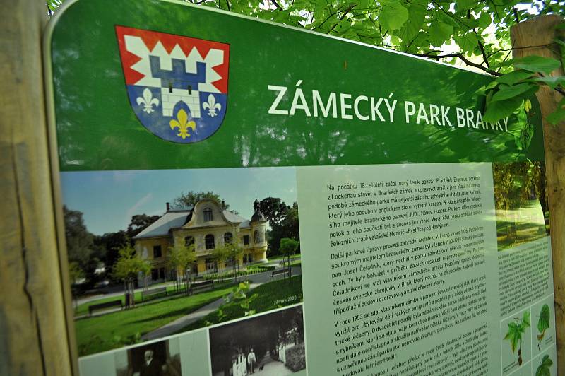 K braneckému zámku přiléhá rozlehlý a pravidelně udržovaný zámecký park. Jeho součástí je i venkovní amfiteátr, rybník a od roku 2020 i nové dětské hřiště.