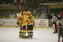 Hokejisté Vsetína (žluté dresy) v neděli nastoupili do druhého semifinále Chance ligy proti Prostějovu.