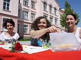 Vsetínské náměstí Svobody v pátek zaplnili studenti Střední odborné školy Josefa Sousedíka. Společně zde pořádali akci ke Dni matek.
