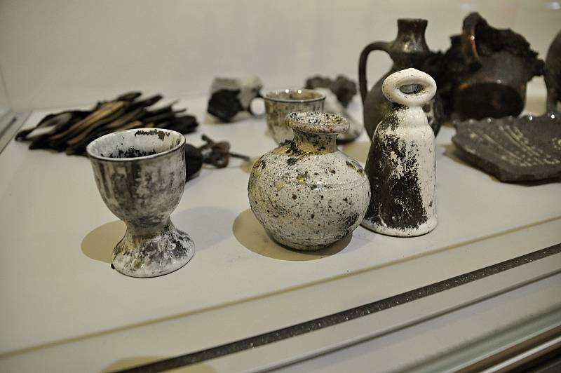 Ohněm poničené předměty nalezené v požárem zničené chatě Libušín na Pustevnách; Valašské muzeum v přírodě v Rožnově, Sušák, 1. patro, srpen 2020