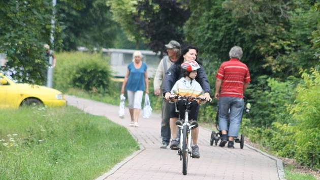 Na smíšené stezce pro chodce a cyklisty podle lidí chybí lavičky.