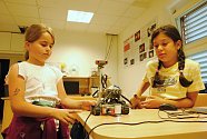 Účastníci příměstského tábora ve valašskomeziříčské hvězdárně si vyzkoušely programování robotů; úterý 4. srpna 2020