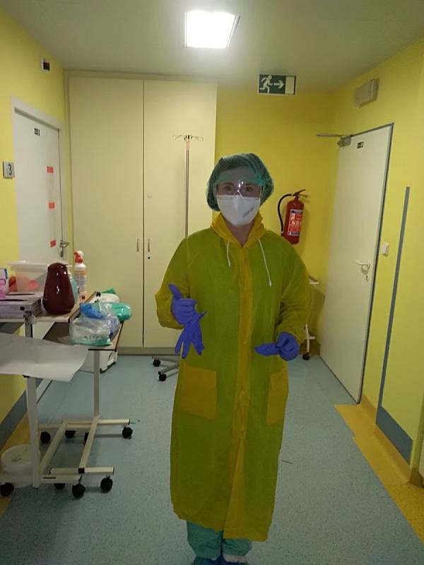 Personál Multidisciplinární jednotky intenzivní péče Nemocnice Valašské Meziříčí je každým dnem v "první linii". Vyšetřuje pacienty s podezřením na nákazu koronavirem. Ochranné pomůcky jsou v tomto případě nezbytností.