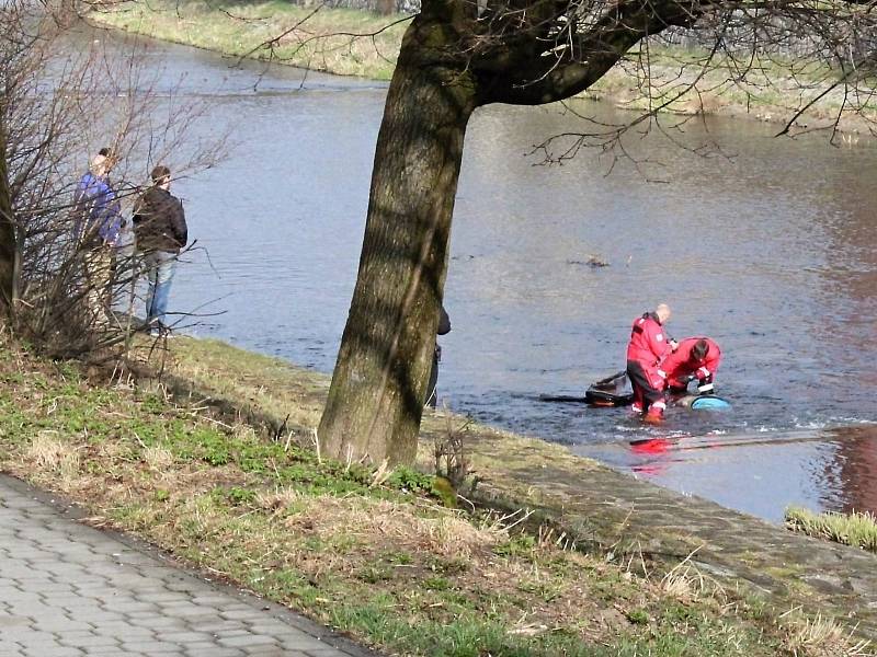 Ve čtvrtek 30. března bylo u levého břehu řeky Bečvy ve vodě nalezeno tělo. Po příjezdu policie zjistila že jde o tělo muže, který už nejevil známky života. Příčinu úmrtí policie vyšetřuje.