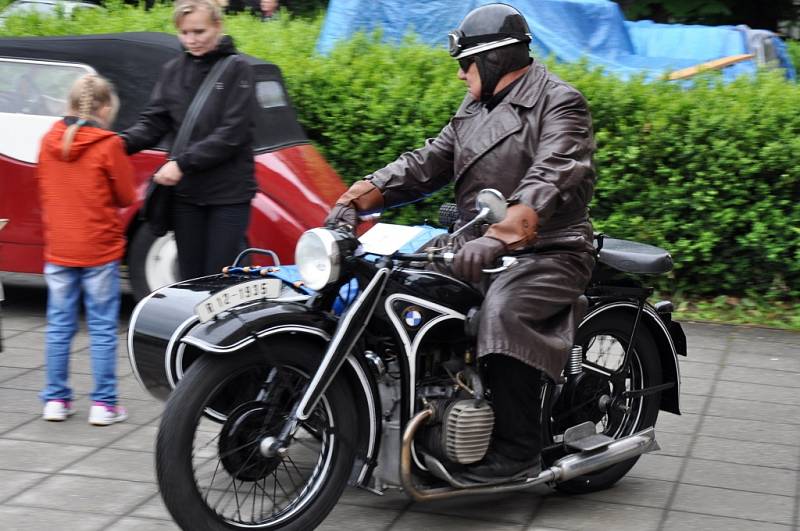 Spanilou jízdu historických vozidel pod názvem Veteránem valašskú krajinú uspořádal v sobotu 1. června 2013 Valašský Veteran car club Rožnov pod Radhoštěm. Majitelé historických automobilů a motocyklů také u zámku Kinských ve Valašském Meziříčí.