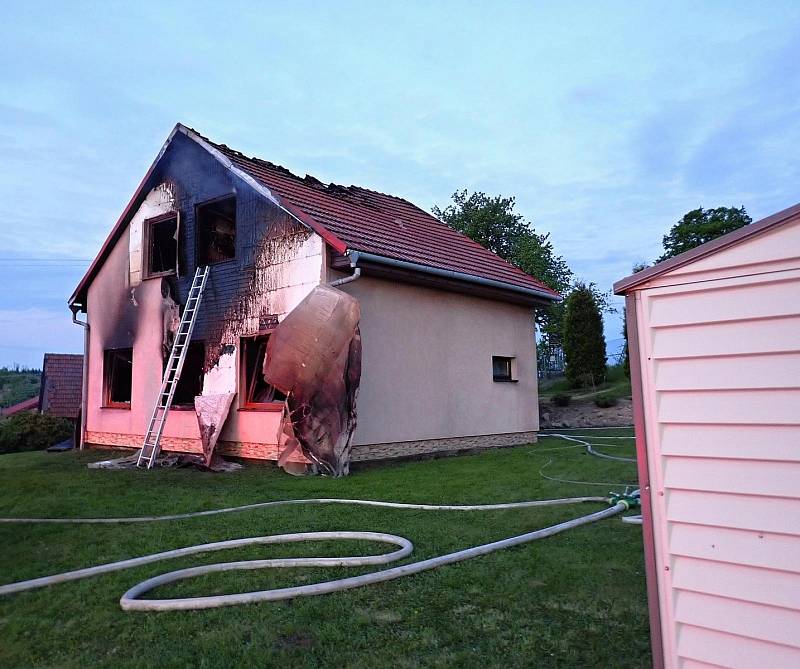 Rodinný dům v Loučce na Valašskomeziříčsku poničený požárem; neděle 22. května 2022