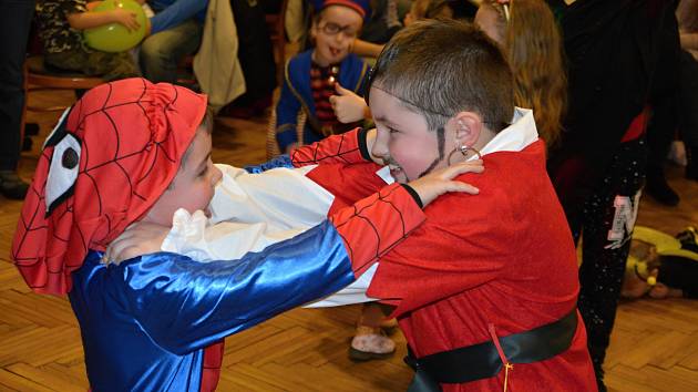 Tradiční dětský karneval pořádala Základní a mateřská škola ve Študlově.