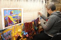 V Moravské gobelínové manufaktuře ve Valašském Meziříčí tkají tapiserii se stylizovaným jezdeckým portrétem prvního československého prezidenta Tomáše Garrigue Masaryka.
