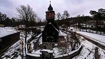 Večerní Valašské muzeum v přírodě pohledem z dronu i ze země.