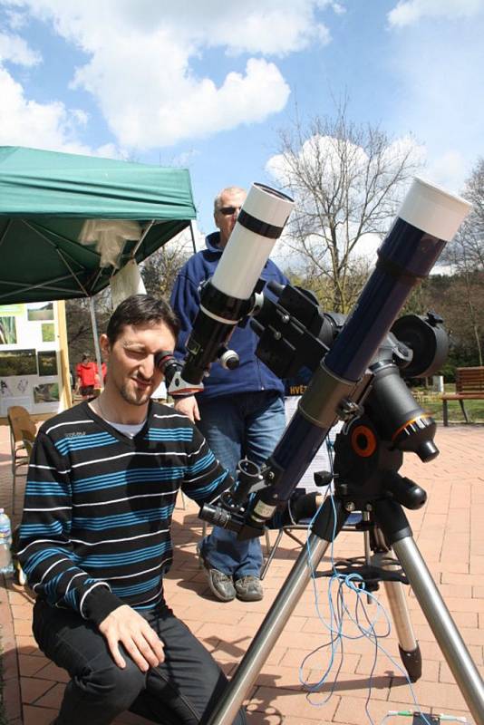 Vsetínská hvězdárna na akci představila i nový protuberační dalekohled pro pozorování slunce. Získali také novou mechaniku, která jim umožňuje dalekohledy nosit do terénu.