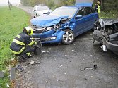 Dva zranění lidé a škoda za několik desítek tisíc korun. Taková je bilance čtvrteční odpolední dopravní nehody u Choryně na Valašskomeziříčsku.