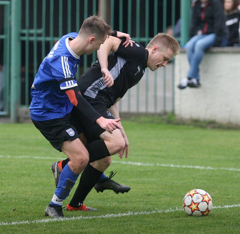 Fotbalisté Vigantic (v černém) se rozloučili s podzimní části I. A třídy skupiny A v derby s Rožnovem pod Radhoštěm přesvědčivou výhrou 5:0. Lví podíl na ni měli největší hvězdy Vigantic Milan Baroš a René Bolf, kteří dali po jedné brance, domácí útočník 