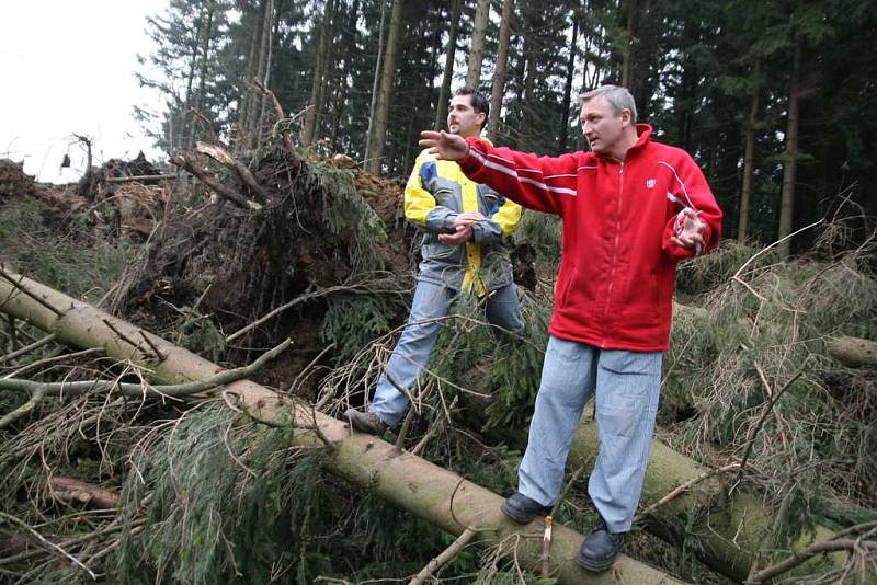 Orkán Emma ničil stromy i na hřebenu Vsetínských vrchů. Snímek pořízen nedaleko Vsackého Cábu