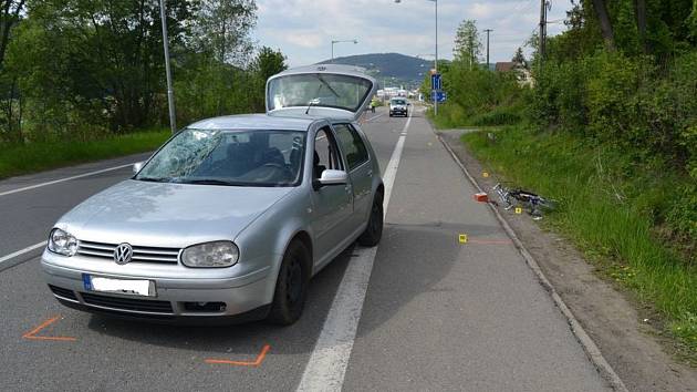 Sobotní dopravní nehoda u výjezdu ze Vsetína směrem na Ústí má za následek další oběť na valašských silnicích. Cyklistka, která se srazila s osobním autem, svým zraněním po několika dnech podlehla.