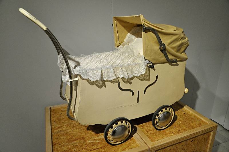 Katalogy firem zabývajících se výrobou dětských kočárků nabízely již koncem 19. století zcela nový typ kočárku na vysokém podvozku.