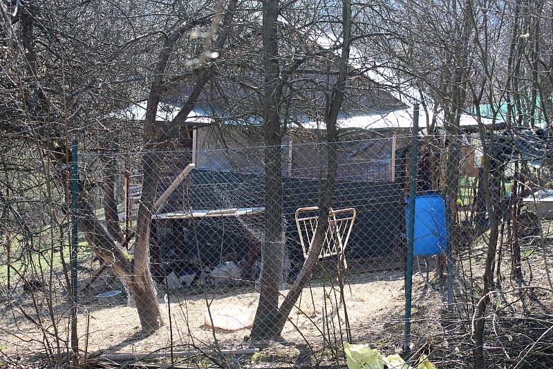 Takto vypadá místo ve Zděchově, kde 4. března 2019 zabil lev svého chovatele, měsíc a čtyři dny po tragédii.