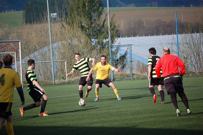 Fotbalisté Kelče B (pruhovaní Sršni) prohráli s VKK B 1:3. 