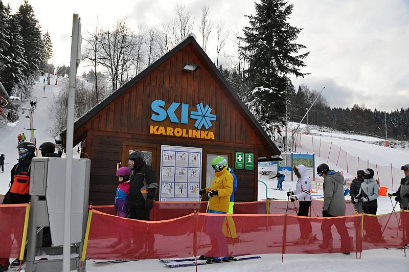 Ve skiareálu v Karolince zahájili o víkendu 11. a 12. prosince 2021 letošní lyžařskou sezonu