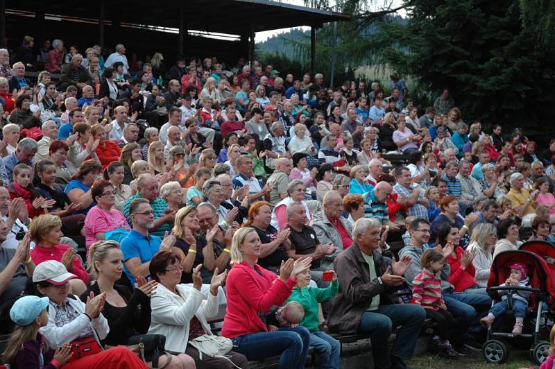 Centrem pozornosti milovníků folkloru se minulý týden stal Liptál. Už po čtyřicáté šesté se tu sešly folklorní soubory z celého světa.