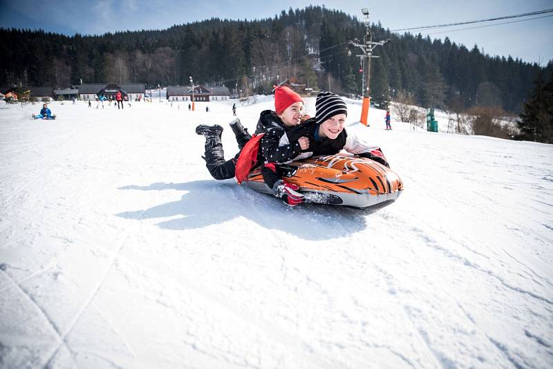 Lyžařská sezóna ve Ski areálu Razula vyvrcholí nedělní Maškarní lyžovačkou.