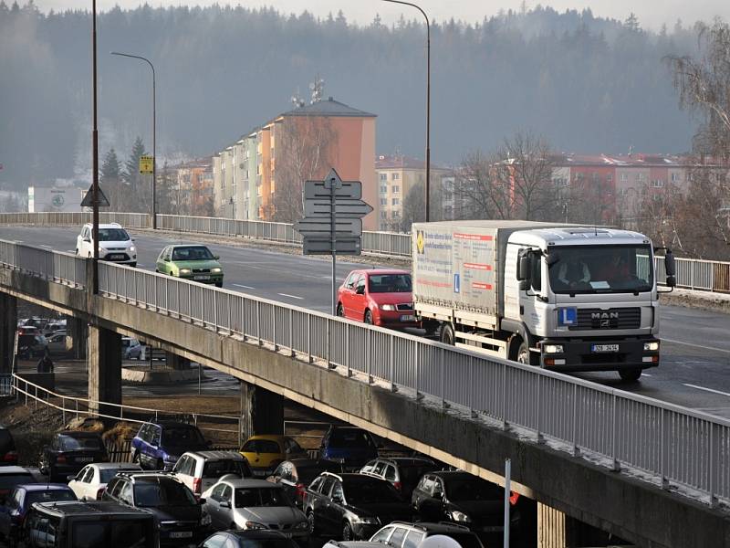 Nadjezd pionýrů ve Vsetíně, který je nejdelším mostem ve Zlínském kraji, čeká v letošním roce zahájení kompletní rekonstrukce. Přijde na 180 milionů korun.