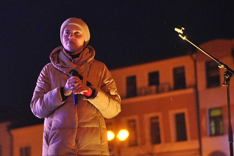 Ředitelka Českého centra v Kyjevě Radka Rubilina hovoří v sobotu 26. února 2022 na Masarykově náměstí v Rožnově pod Radhoštěm na shromáždění svolaném na podporu Ukrajiny.