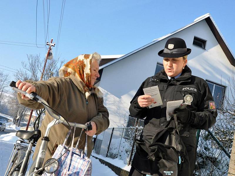 Policisté radili ve čtvrtek 27. ledna seniorům v Liptále, jak se nenechat okrást podvodníky