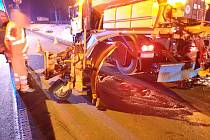 Dopravní nehoda sypače s osobním autem zablokovala v sobotu 12. února večer ulici Vsetínská v Karolince.