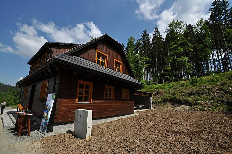 Slavnostní otevření nové hájovny, kterou ve Valašské Bystřici postavily Lesy ČR. Stojí na místě roubenky z roku 1920, která se přesouvá do nově vznikajícího areálu Kolibiska ve Valašském muzeu v přírodě v Rožnově.