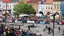 Exhibice freestyle motocrossu na náměstí ve Valašské Meziříčí, 7. 5. 2012.