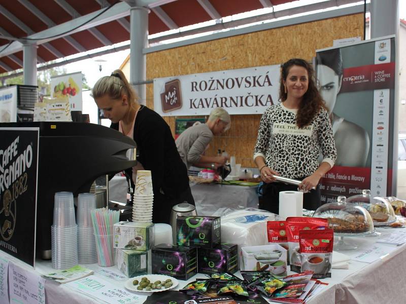 Tradiční Zašovské slavnosti spojené s gastrofestivalem Lovefood se konaly v sobotu na prostranství před Kulturním domem v Zašové. Zajímavý kulinářský a kulturní program nalákal stovky lidí.