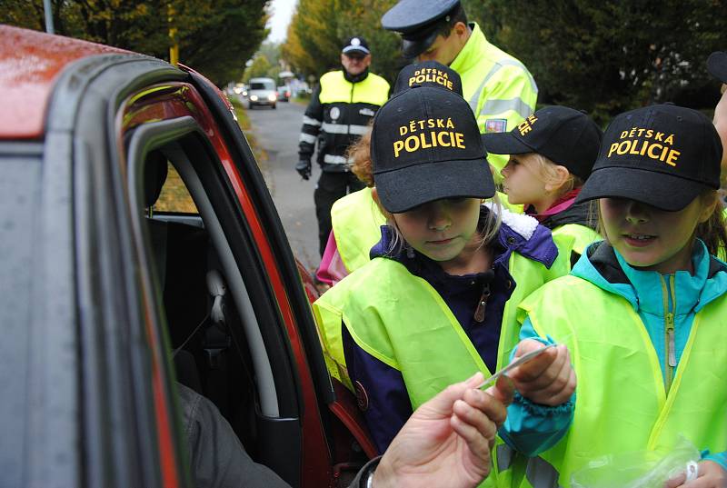 Do role policistů a strážníků se v úterý 10. října 2017 vžili žáci čtyř meziříčských základních škol. Vytvořili s nimi hlídky a v různých částech města kontrolovali řidiče.