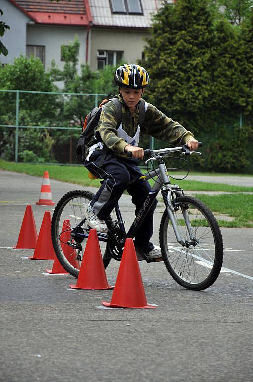 Ve vsetínské Základní škole Trávníky se ve středu 1. června konalo krajské kolo Dopravní soutěže mladých cyklistů