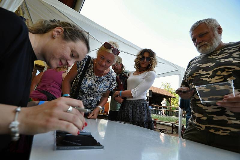 Zpěvačka Kateřina Mrlinová podepisuje CD fanouškům na 26. ročníku hudebního  festivalu Amfolkfest v Pulčíně u Francovy Lhoty; sobota 24. července 2021