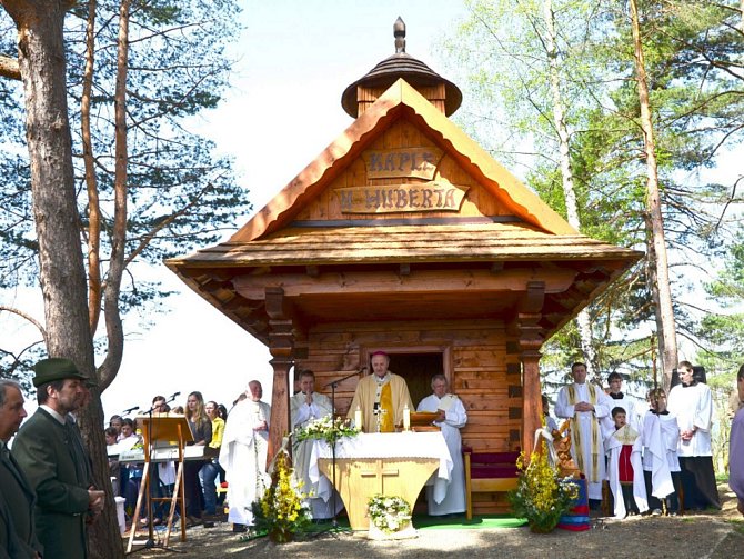 Arcibiskup Jan Graubner sloužil ve středu 1. května 2013 mši v kapli svatého Huberta ve Valašské Senici