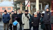 Sdružení Repelent21 protestující proti účasti zástupců KSČM v zastupitelstvu Zlínského kraje uspořádalo ve čtvrtek 7. února 2013 demonstraci před Domem kultury ve Vsetíně