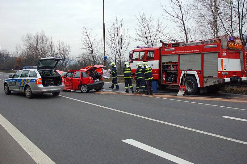 Kamion osobní vůz doslova smetl