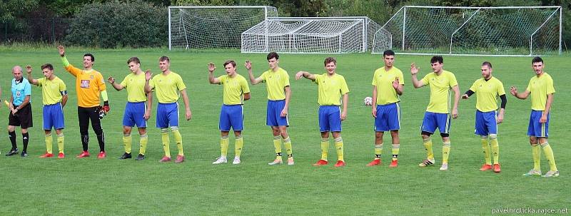 Fotbalisté Kelče (ve žlutém) v rámci 6. kola I. A třídy skupiny A doma sice nastříleli soupeři z Juřinky tři góly, ale nakonec padli 3:4. Foto: pro Deník/Pavel Hrdlíčka