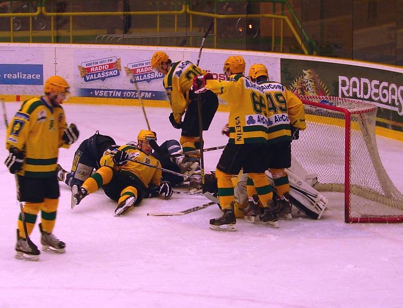 Juniorští hokejisté Vsetína (žluté dresy) v posledním kole baráže porazili Kladno (4:0) a slaví tak postup do extraligy. 