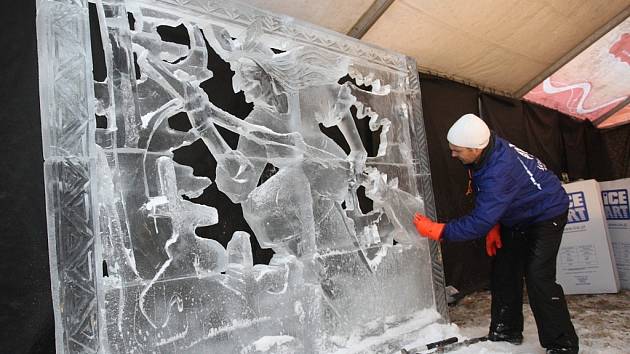 Ledové sochy na Pustevnách. Na snímku Slawek Borecki z Poznaně (PL)