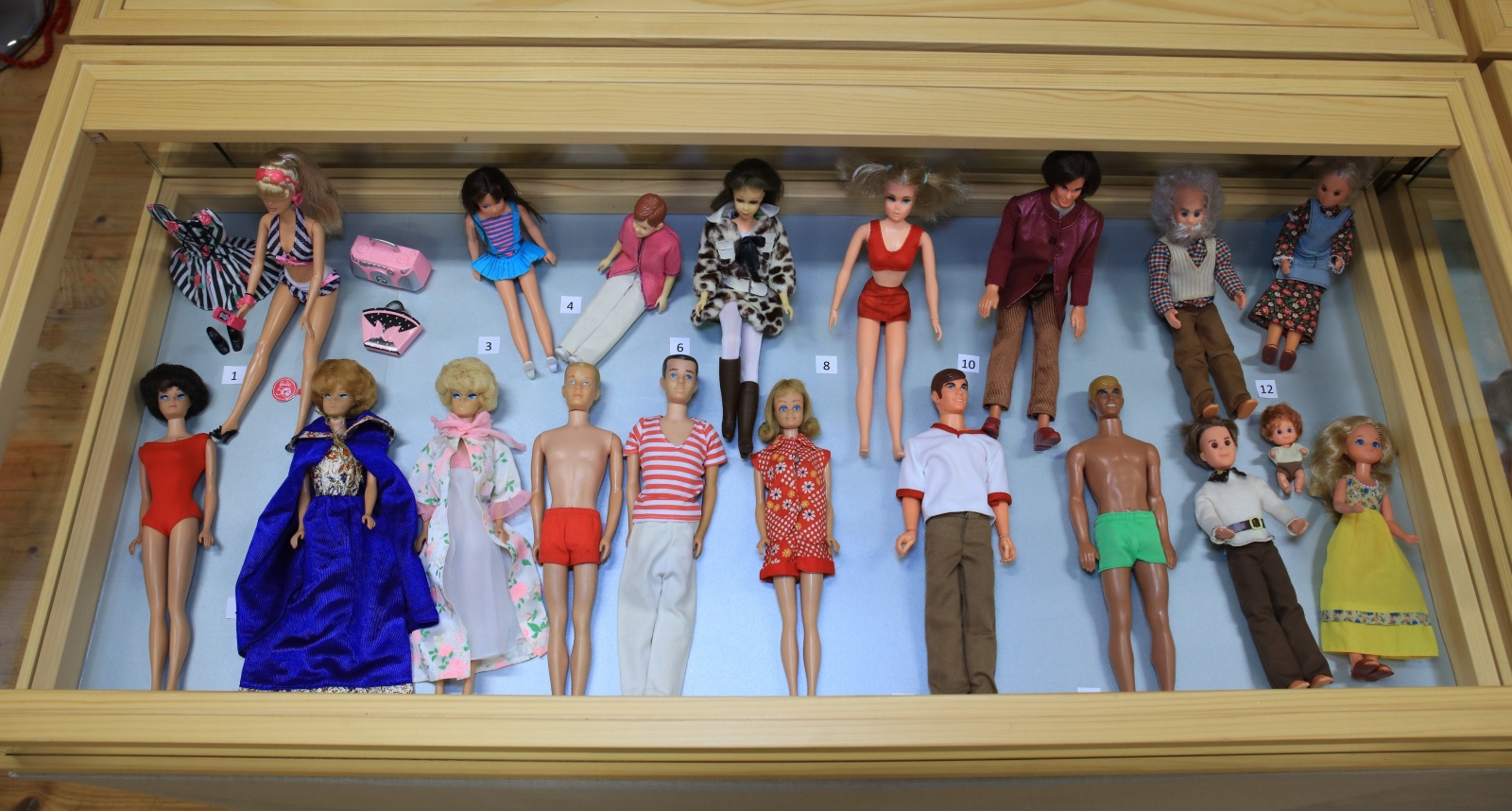 V Novém Hrozenkově můžete obdivovat více než 300 panenek Barbie - Zlínský  deník