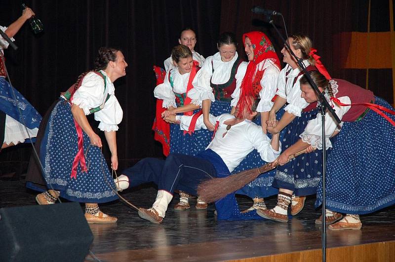 Folklorní soubor Soláň z Rožnova pod Radhoštěm uspořádal už podeváté tradiční Muzicírování. Do Janíkovy stodoly ve Valašském muzeu v přírodě si tentokrát jako hosta pozval Hudební divadlo Bufo z Prahy