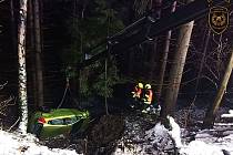 Záchranáři zasahují ve čtvrtek 21. prosince 2023 u nehody osobního automobilu na Soláni na Valašsku.