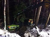 Záchranáři zasahují ve čtvrtek 21. prosince 2023 u nehody osobního automobilu na Soláni na Valašsku.
