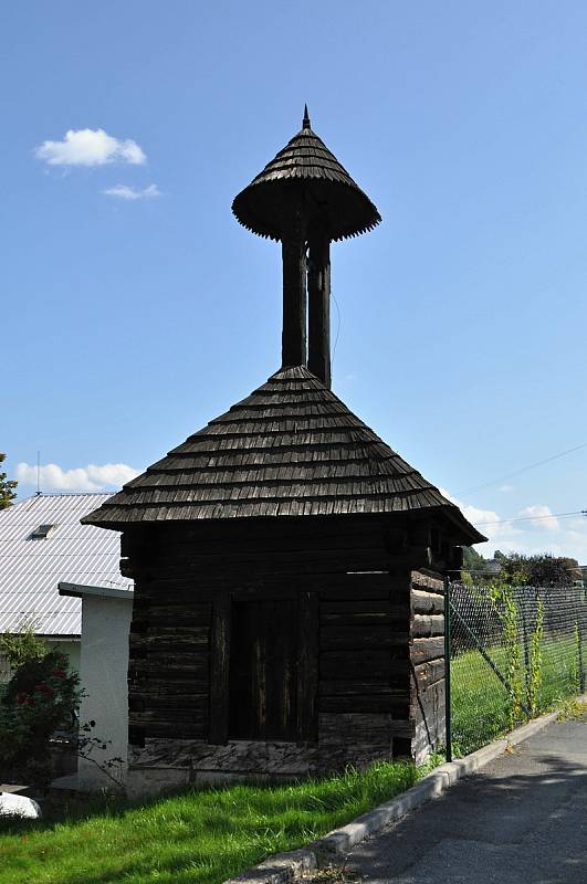Vidče - roubená zvonička z 18. století stojící v sousedství kostela v centru Vidče je nejstarší památkou v obci. Dodnes je v ní zvon z roku 1775 údajně zhotovený ze železa, které v zuberských hamrech vyráběli z rudy vytěžené na kopci Svatoňku ve Vidči.