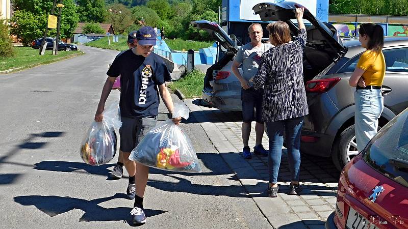 Lidé z Valašska nashromáždili v dobročinné sbírce šatstva pořádané ve dnech 19. - 21. května 2022 vsetínskou Diakonií téměř šest tun nepotřebného oblečení, hraček a dalších věcí.