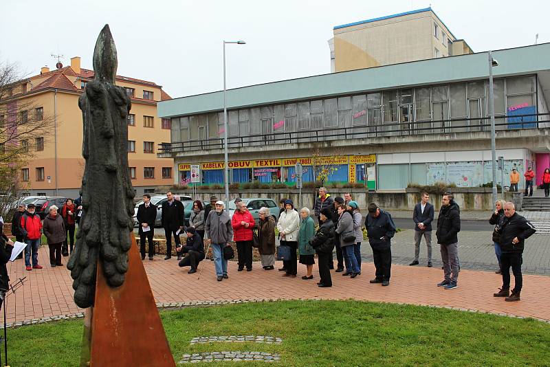 Desítky lidí si u příležitosti Dne boje za svobodu a demokracii připomněly historicky významný den. U památníku obětem totality v Panské zahradě ve Vsetíně zavzpomínala na listopadové události zástupci města a Blanka Andělová ze Svazu bojovníků za svobodu